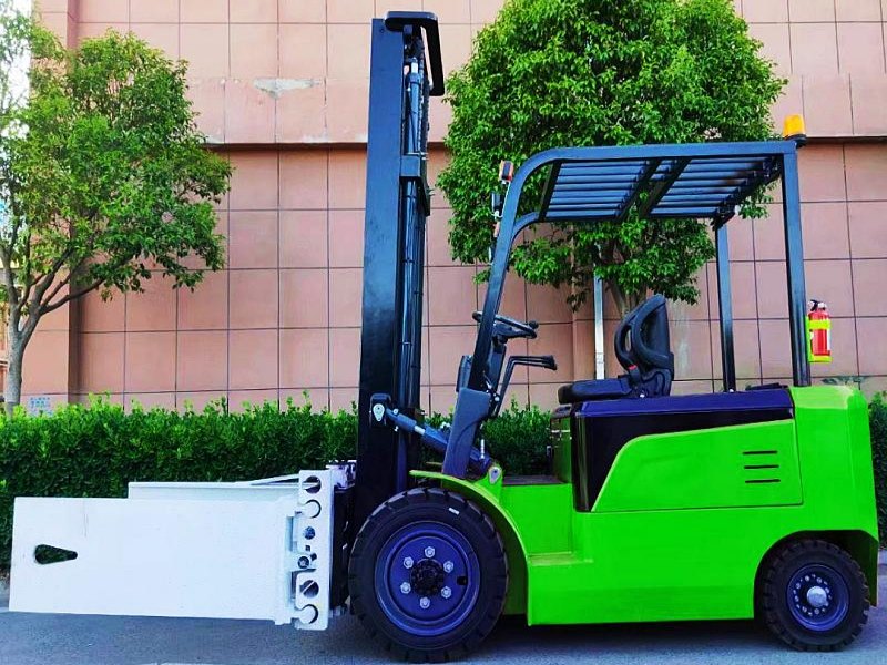 Próximamente se enviará al cliente 1 unidad de carretilla elevadora de batería de litio NEOforklift con abrazadera.