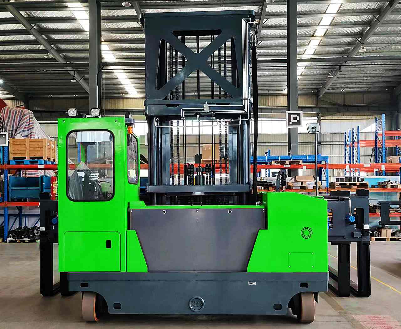 Seated type multi-directional reach truck