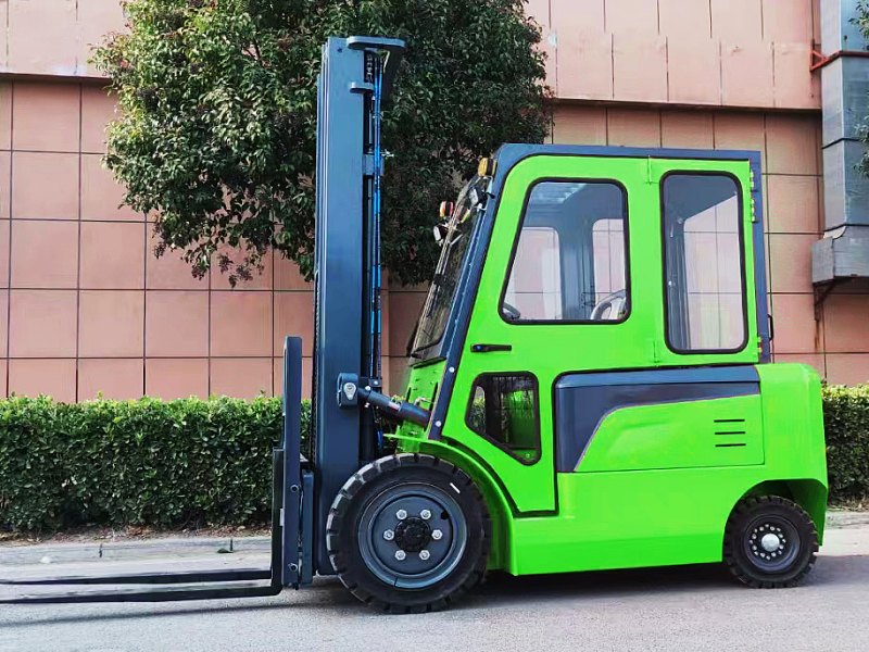 Se enviará al cliente 1 unidad de carretilla elevadora NEOforklift personalizada con batería de iones de litio de 3 toneladas