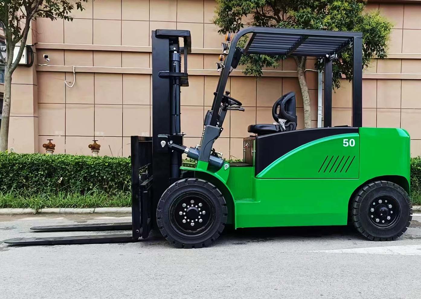 Electric forklift