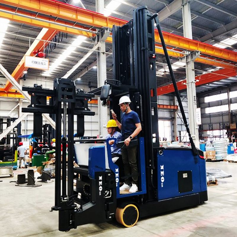 Se entregan innovadoras carretillas elevadoras VNA con motor de litio a una importante empresa de logística de Oriente Medio.